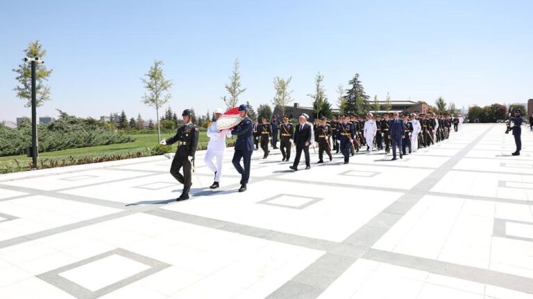Bakan Güler, Devlet Mezarlığı’nı Ziyaret Etti