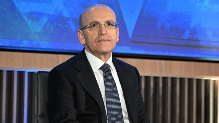 Bakan Şimşek: Üretim ve lojistik merkezlerinin küresel pazarlara erişimini güçlendiriyoruz