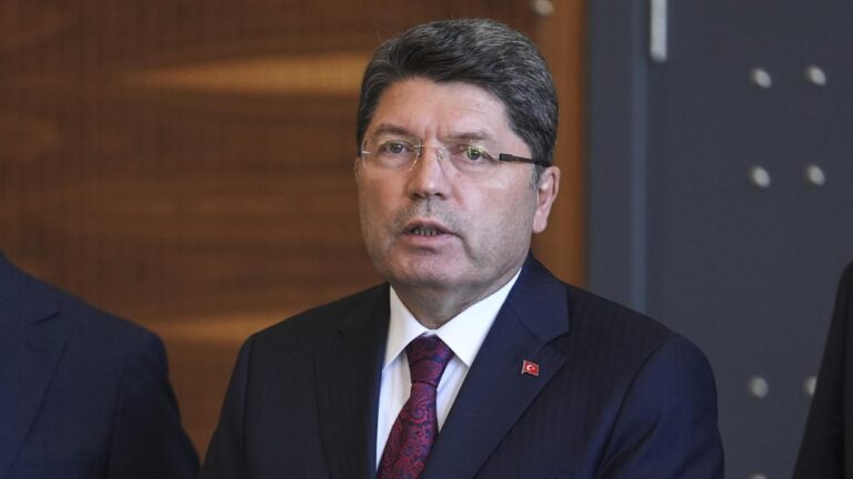 Bakan Tunç: Özel’e Yolsuzluk Soruşturmalarının Sonucunu Beklemesi Tavsiyesi