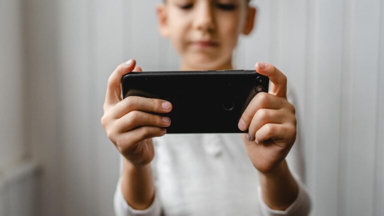 Çocukların Akıllı Telefon Kullanımı Ruh Sağlığını Tehdit Ediyor