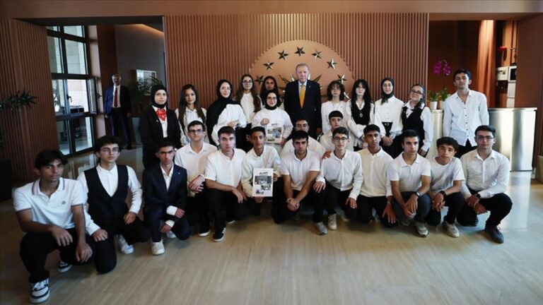 Cumhurbaşkanı Erdoğan, Öğrencileri Kabul Etti