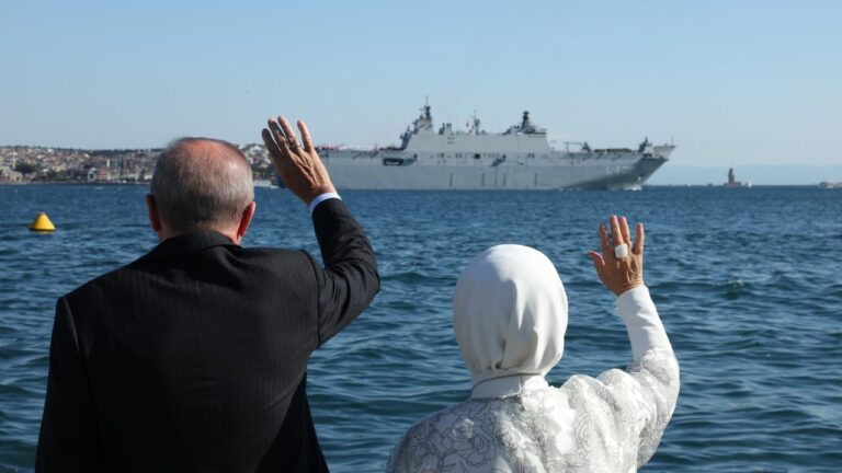 Cumhurbaşkanı İstanbul Boğazı’nda Mavi Vatan’ın Koruyucularını Selamladı