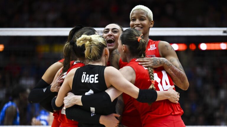 A Milli Kadın Voleybol Takımı, Kabine Üyeleri Tarafından Tebrik Edildi