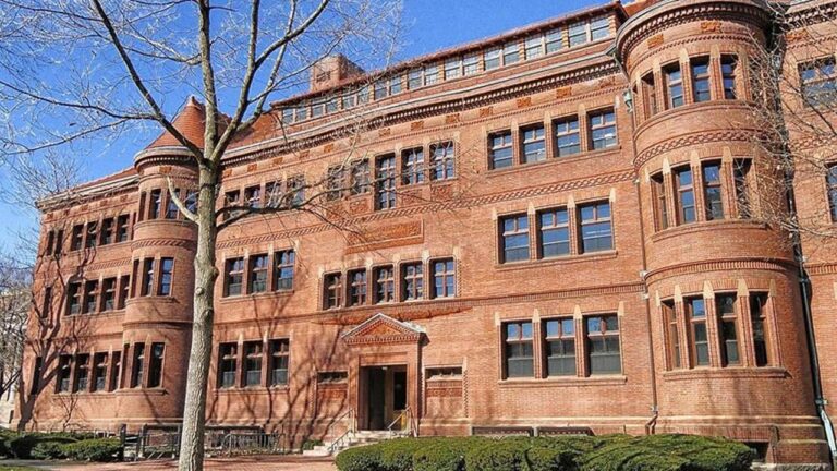 ABD Hükümeti, Harvard Üniversitesi Federal Fonlarını Durdurmak İçin Harekete Geçti