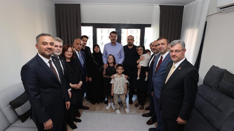 Bakan Kurum, Kahramanmaraş’ta Depremzede Aileyi Yeni Evlerinde Ziyaret Etti