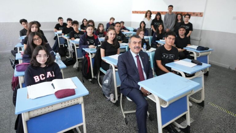 Bakan Tekin’den okula sürpriz ziyaret