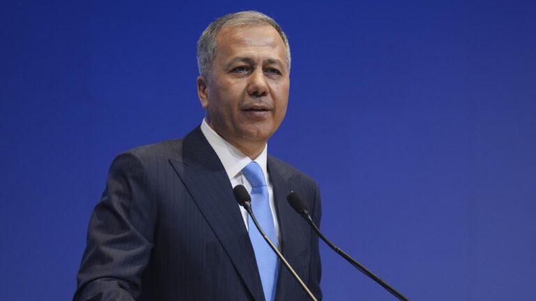 Bakan Yerlikaya: Eski Tip Sürücü Belgeleri Yenileme Süresi Uzatılmayacak