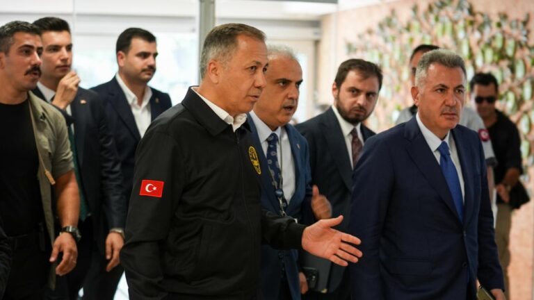 Bakan Yerlikaya, İzmir’deki saldırıda yaralananları ziyaret etti