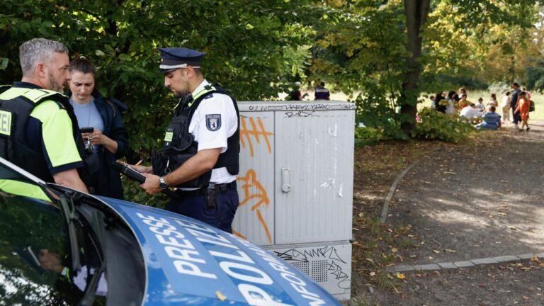 Berlin’de araç kalabalığa çarptı: 4 kişi yaralandı