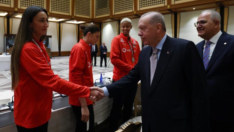 Cumhurbaşkanı Erdoğan, Milli Kadın Voleybol Takımı’nı Kabul Etti