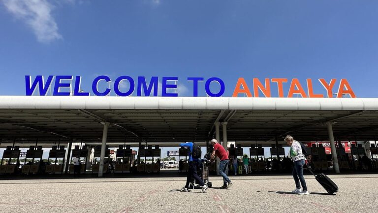 Ege ve Akdeniz’deki havalimanları rekora uçtu