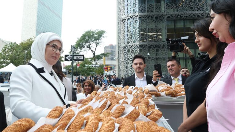 Emine Erdoğan, New York’ta Simit Standını Ziyaret Etti
