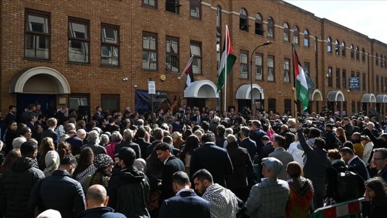 Filistin Bayrağının Londra Büyükelçiliği’nde Dalgalanması Harika Bir Manzaraydı