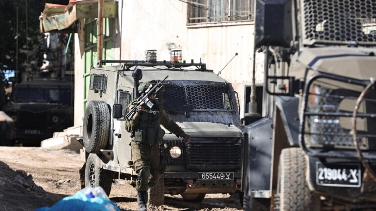 İsrail Askerleri Çocuğa Araçla Çarptı, 3 Filistinli Gözaltına Alındı