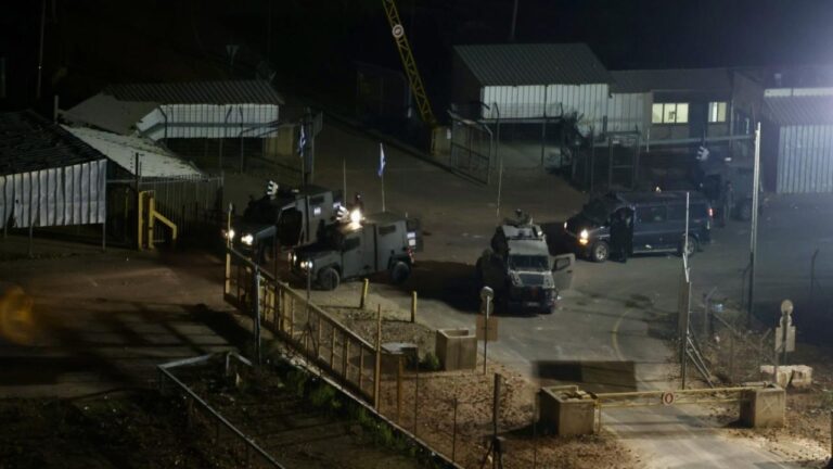 İsrail Askerleri Filistinlileri Gözaltına Aldı