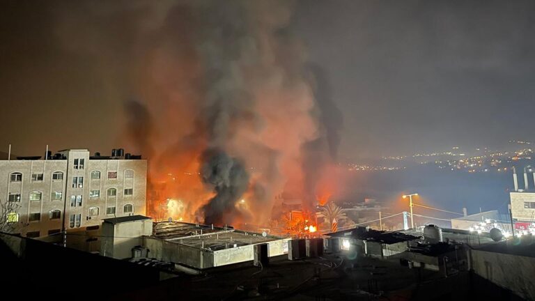 İsrail, Batı Şeria’daki Nablus Şehrinde Sebze Halinde 30 Dükkanı Yıktı