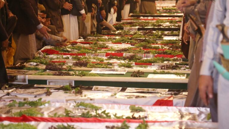 İsrail’in Yemen’e düzenlediği saldırıda hayatını kaybeden 32 gazeteci son yolculuğuna uğurlandı