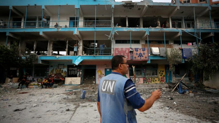 Katil İsrail Gazze’de UNRWA’ya Ait Okulları Bombalayarak Binlerce Kişiyi Yerinden Etti