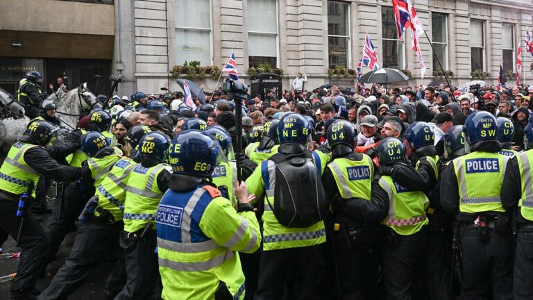 Londra’da Aşırı Sağcıların Yürüyüşünde Olaylar Çıktı