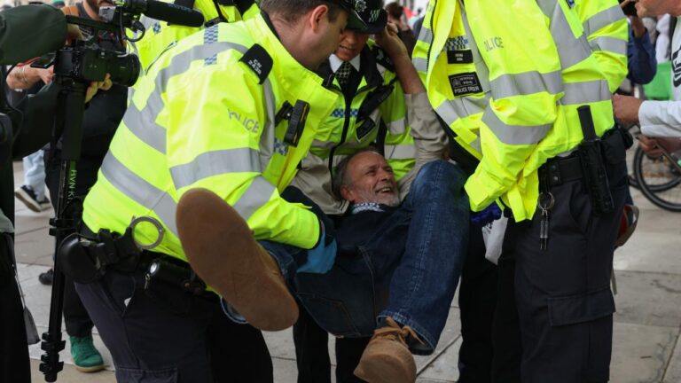 Londra’da yasaklı grubun destekçilerine polis müdahalesi