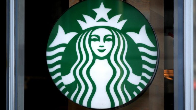 Starbucks, Kahve Dükkanlarını Kapatıyor ve Çalışanlarını İşten Çıkarıyor