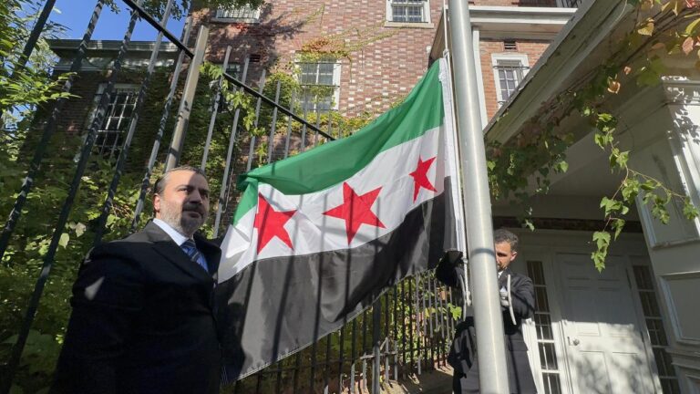 Suriye Bayrağı Washington’da Yeniden Göndere Çekildi