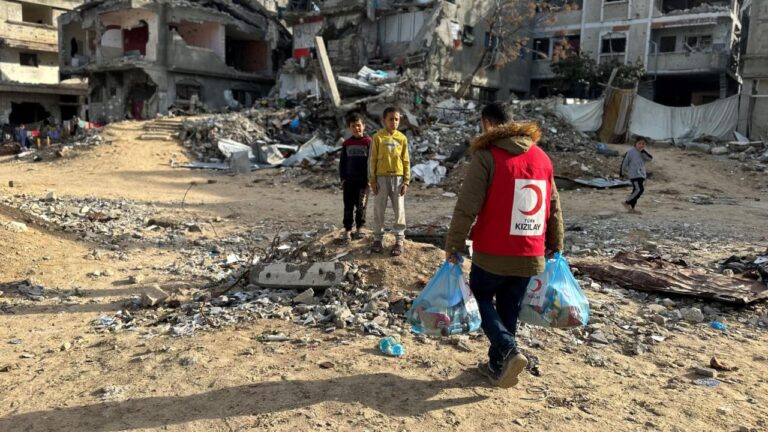 Türk Kızılay Gazze’ye Sağlık Desteği Sunmaya Devam Ediyor