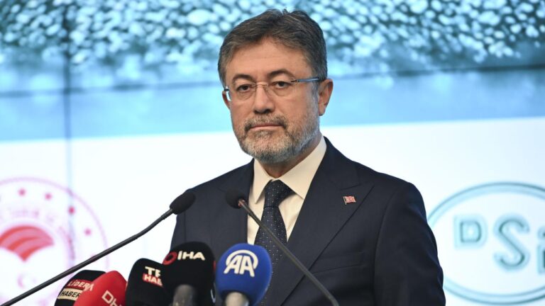 Bakan Yumaklı: Meydanlar Özgürlüğe Yürüyor