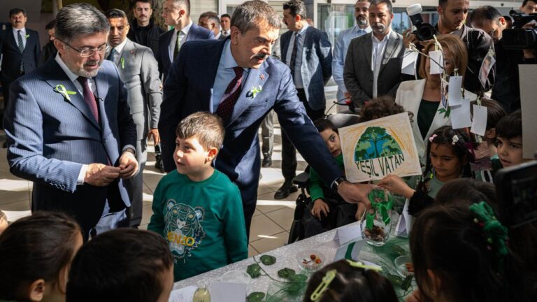 Bakanlar Tekin ve Yumaklı, özel gereksinimli öğrencilerle buluştular