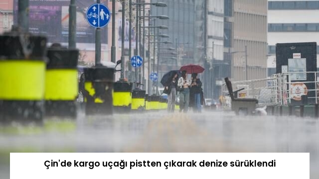 Çin’de kargo uçağı pistten çıkarak denize sürüklendi