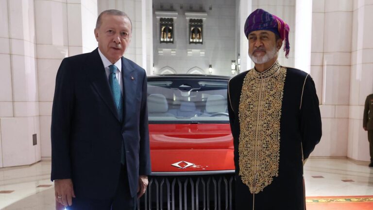 Cumhurbaşkanı Erdoğan, Umman Sultanı Heysem bin Tarık’a Togg hediye etti