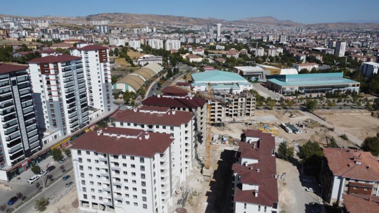 Elazığ’da Depremzedeler Yeni Evlerine Kavuştu