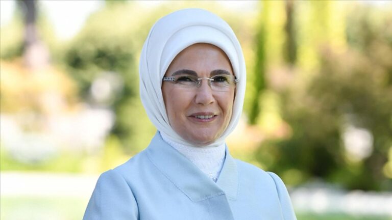 Emine Erdoğan, Şahika Ercümen’i Tebrik Etti
