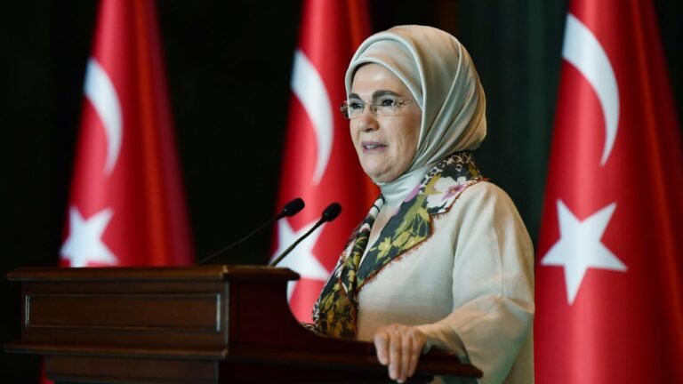 Emine Erdoğan: Yaşam, Geçmiş ve Geleceğin El Ele Verdiği Bir Yolculuktur