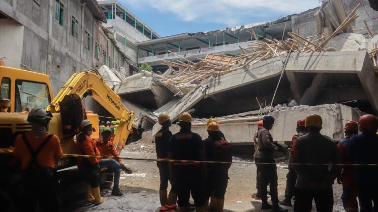 Endonezya’da Okul Binası Çökmesi: 49 Öğrenci Hayatını Kaybetti