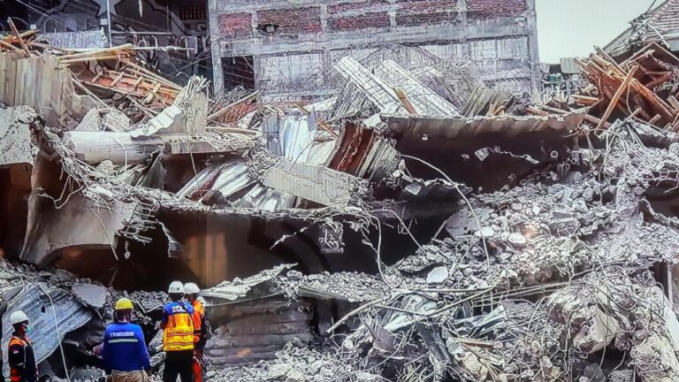 Endonezya’da Yatılı Okul Binası Çöktü: 63 Kişi Hayatını Kaybetti