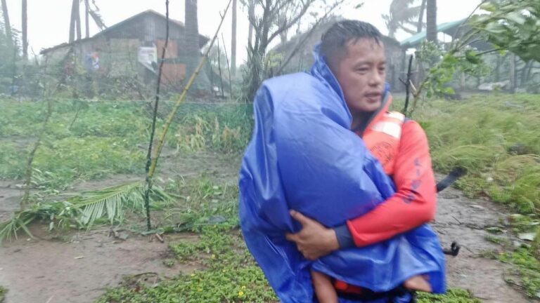 Filipinler’de Tropik Fırtına Nedeniyle Binlerce Kişi Tahliye Edildi