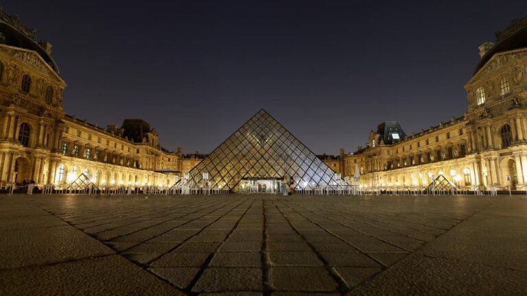 Fransa’da Louvre Müzesi’nde Soygun Sonrası Ziyaretçi Girişleri Başladı