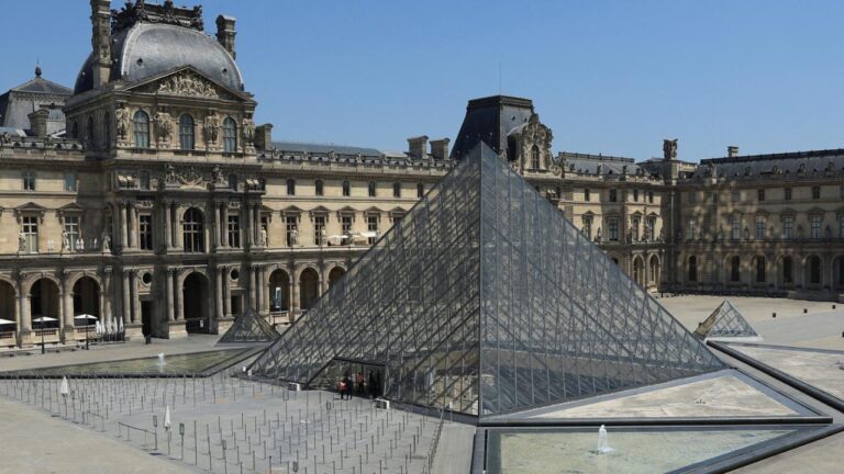 Fransa’da Louvre Müzesi’nde Tarihi Mücevher Soygunu