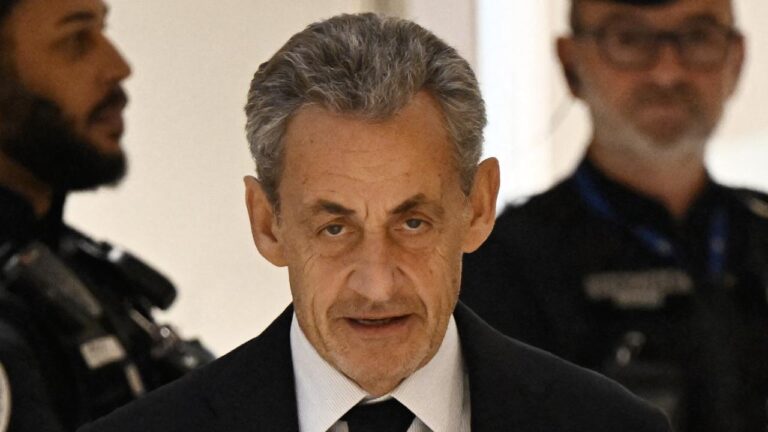 Fransa’da Sarkozy’nin Cezaevindeki Güvenliği İçin 2 Polis Görevlendirildi