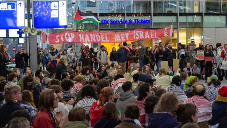 Hollanda’da Filistin’e Destek İçin Tren İstasyonlarında Oturma Eylemleri
