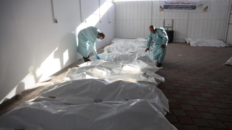 Katil İsrail’in Gözaltında Tutulan 30 Filistinlinin Naaşı Han Yunus’taki Nasır Hastanesi’ne Ulaştı