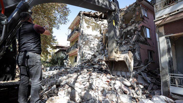 Sındırgı’da Depremin Zararı: 80 Konut ve 127 Bağımsız Bölüm Ağır Hasarlı
