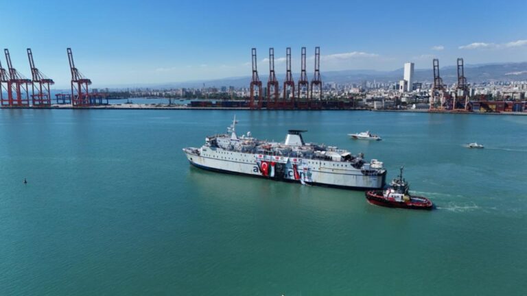 Türkiye’nin İyilik Gemisi El-Ariş Limanı Açıklarında