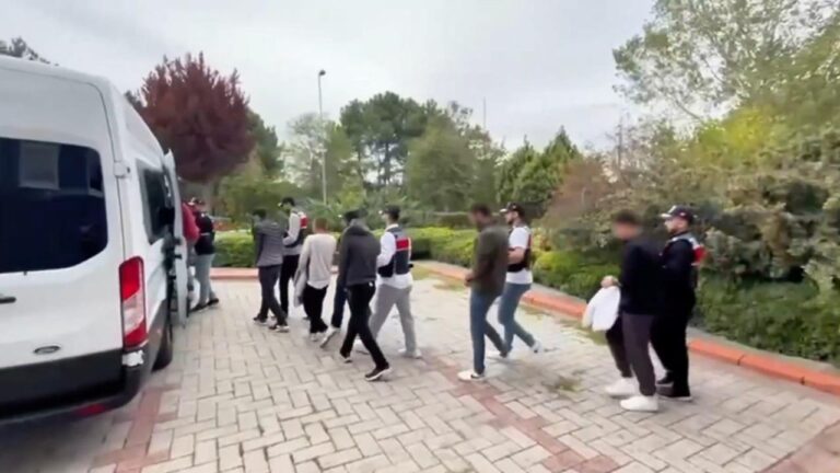 Yanıltıcı SMS dolandırıcılarına operasyon: 12 şüpheli yakalandı