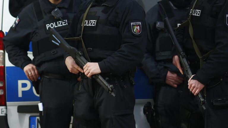 Almanya’da polis, işitme engelli bir kızı silahla vurdu