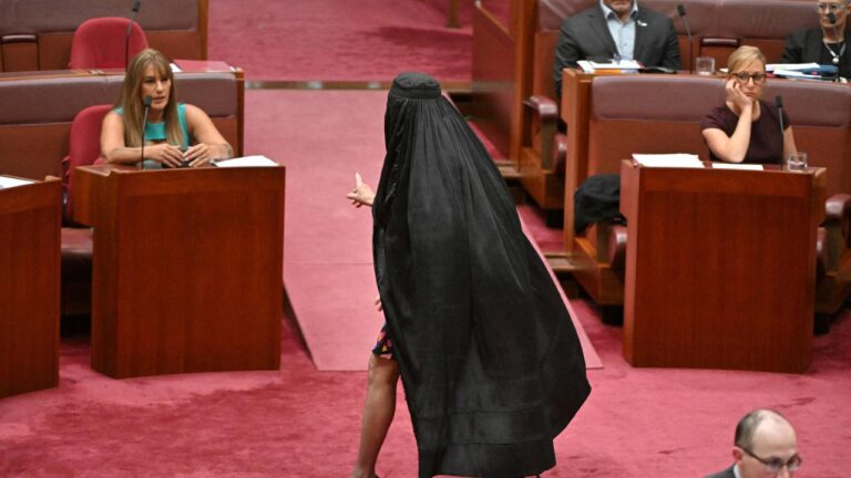 Avustralya Senatörü Burka Giydi, 7 Oturumdan Uzaklaştırıldı