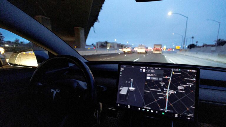 Avustralya’da Tesla’yı vuran gizemli cisim: Uzaydan mı?