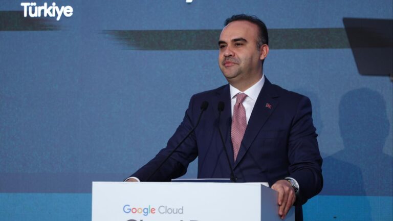 Bakan Kacır'dan Yatırım Müjdesi: 10 Milyar Dolarlık Veri Merkezi ve Yapay Zeka