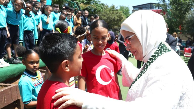 Emine Erdoğan Afrikalı Çocuklarla Buluştu